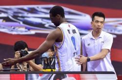  莱万赛点兑现，明尼苏达森林狼淘汰新疆男篮晋级四强，主帅激动落泪